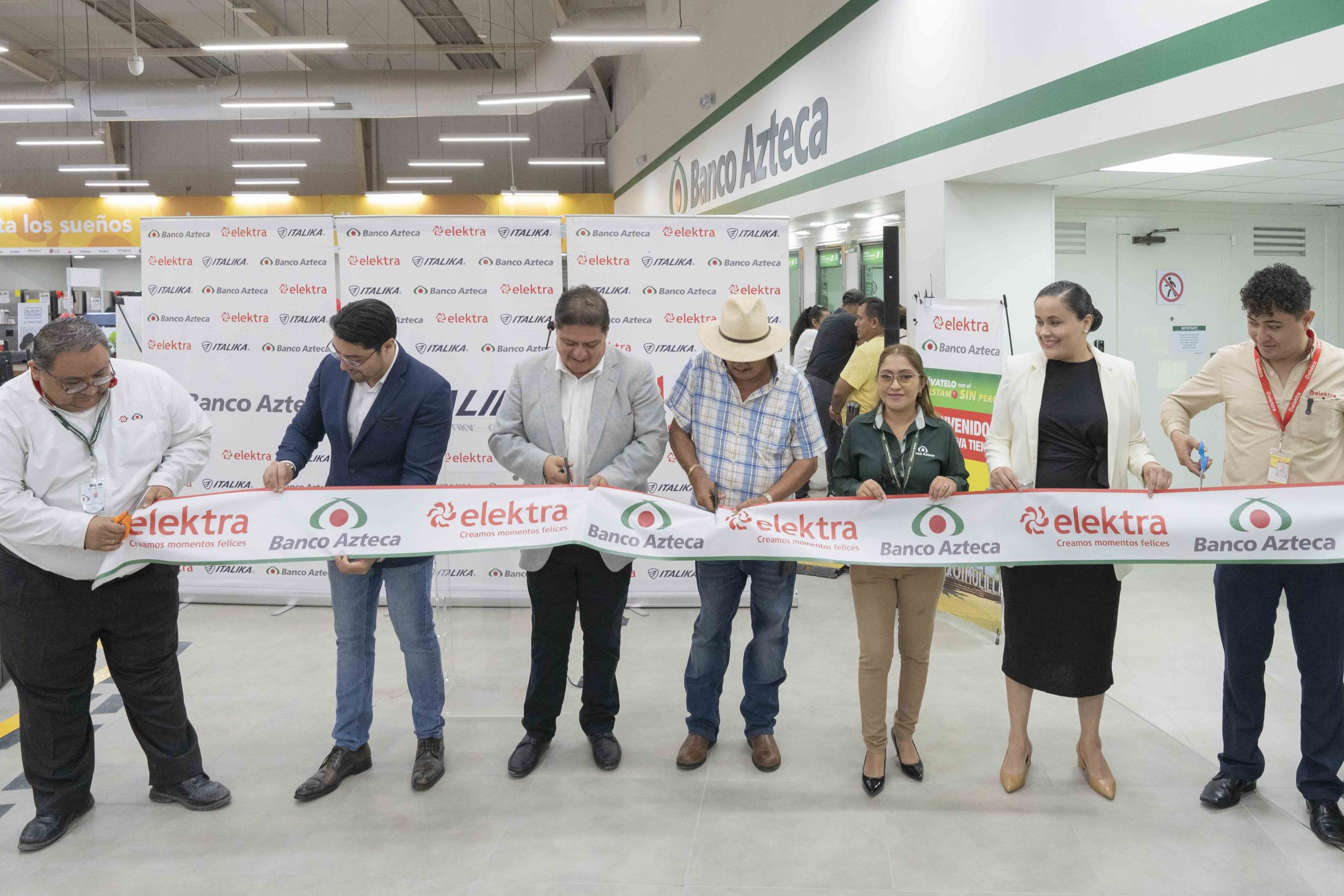 Elektra y Banco Azteca remodelan su tienda en Chiquimulilla