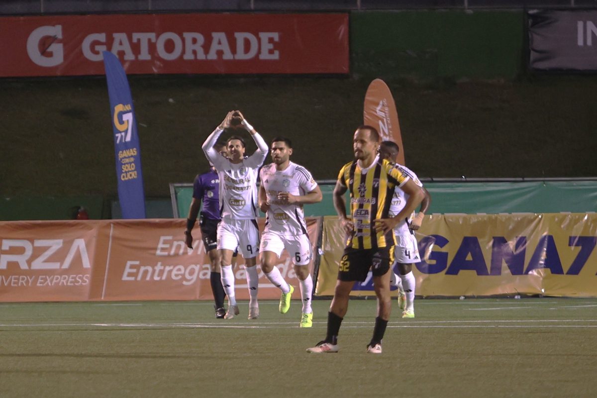 Comunicaciones gana por la mínima y es nuevo líder