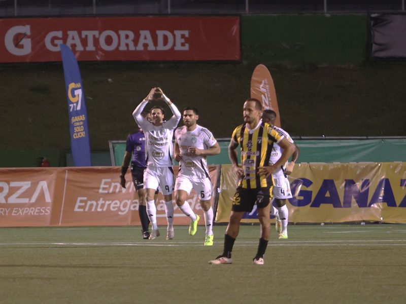 Comunicaciones gana por la mínima y es nuevo líder